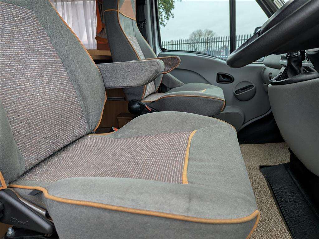 <p>2005 RENAULT MOTORHOME CARAVAN</p>