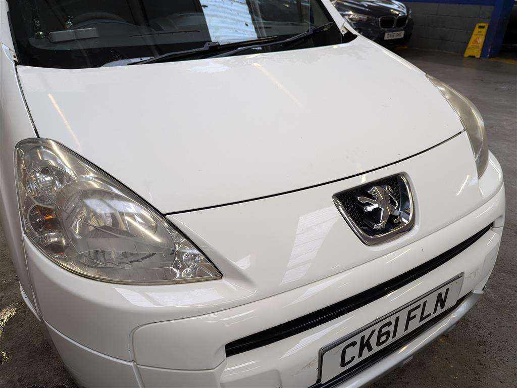<p>2011 PEUGEOT PARTNER TEPEE S E-HDI S-A</p>