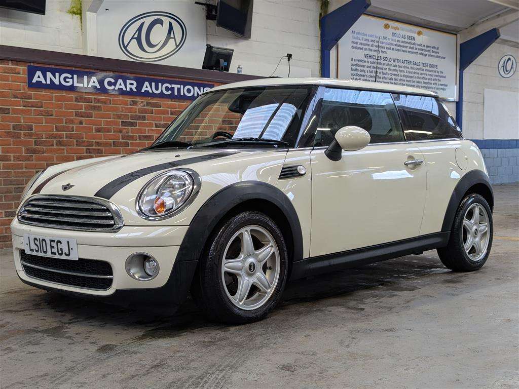 <p>2010 MINI COOPER AUTO **SOLD</p>