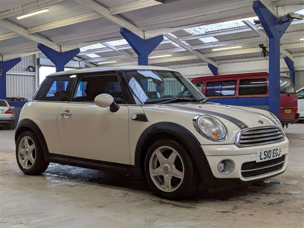 <p>2010 MINI COOPER AUTO **SOLD</p>