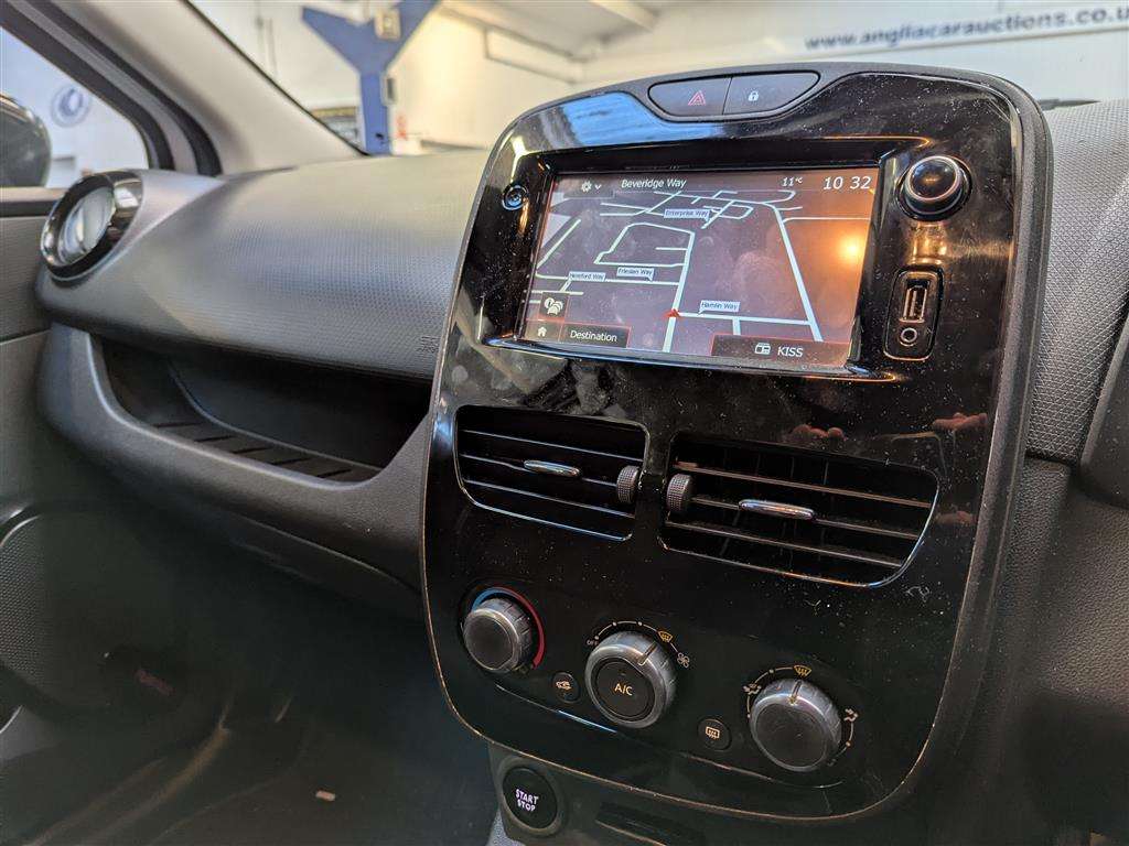 <p>2016 RENAULT CLIO DYNAMIQUE NAV 16V</p>