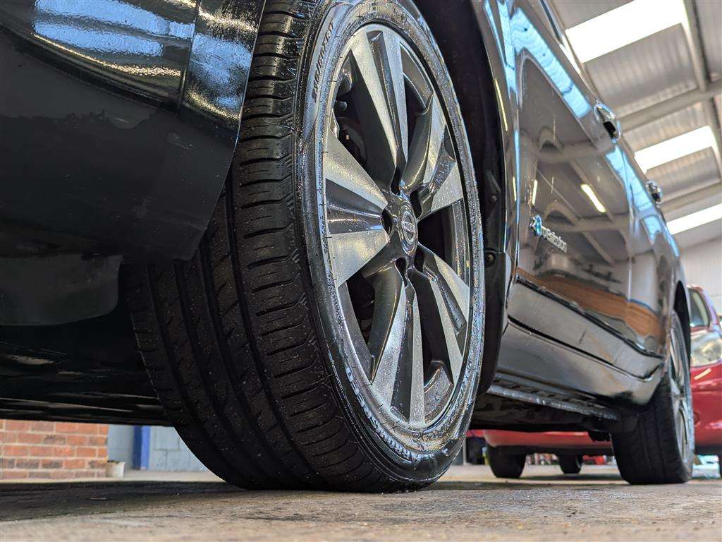 <p>2012 NISSAN LEAF</p>