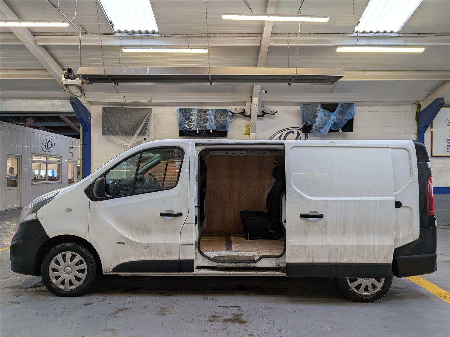 <p>2015 VAUXHALL VIVARO 2900 CDTI</p>