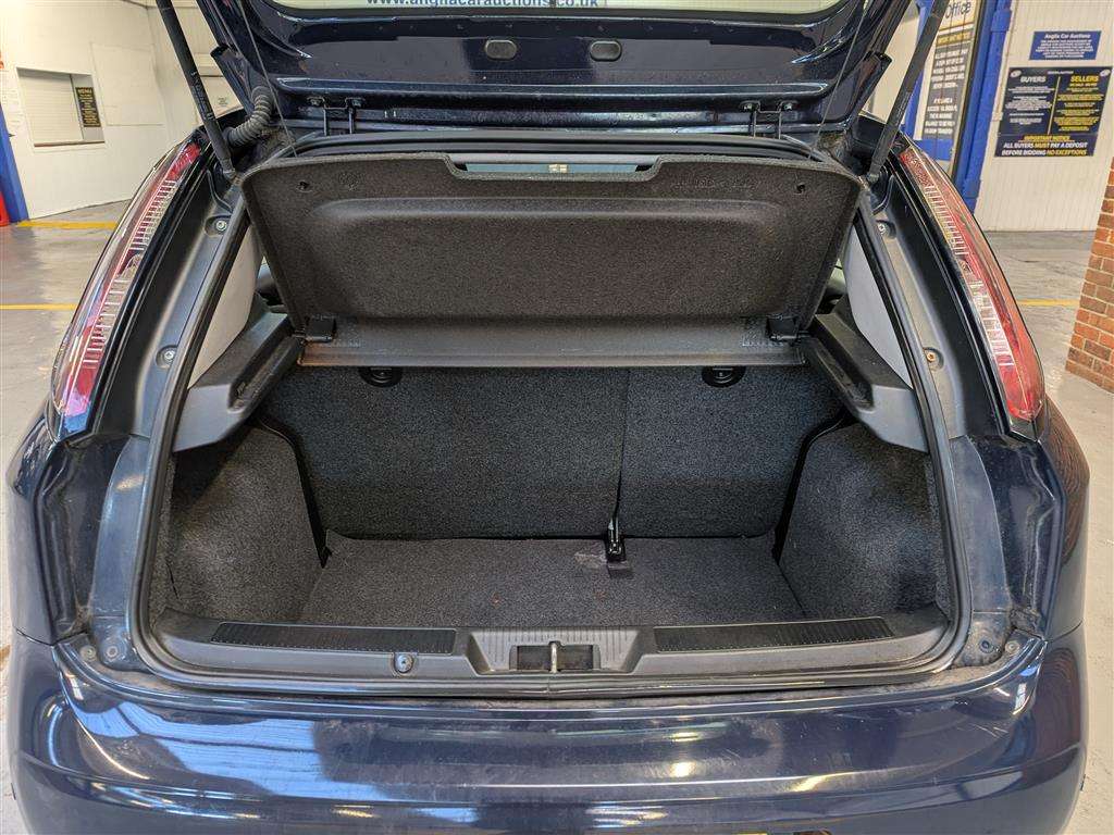 <p>2014 FIAT PUNTO EASY</p>