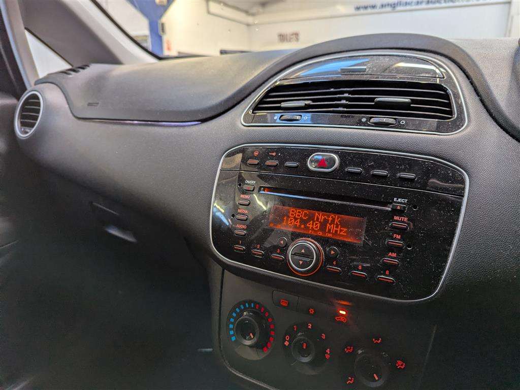 <p>2014 FIAT PUNTO EASY</p>