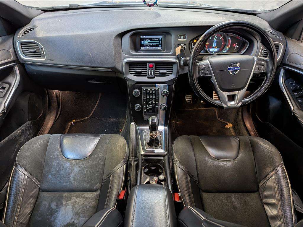 <p>2014 VOLVO V40 R-DESIGN D4</p>