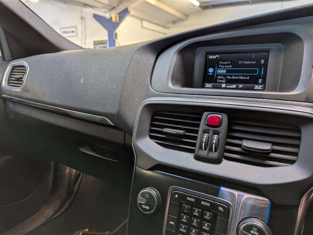 <p>2014 VOLVO V40 R-DESIGN D4</p>