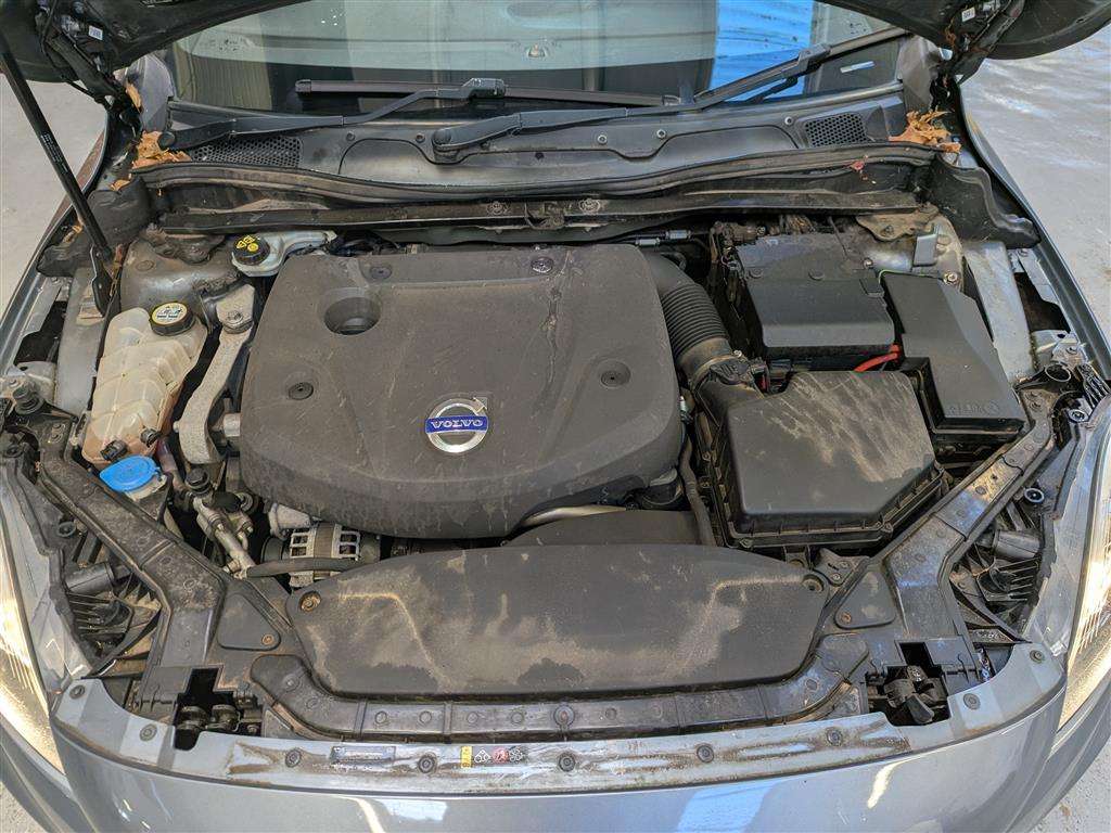 <p>2014 VOLVO V40 R-DESIGN D4</p>