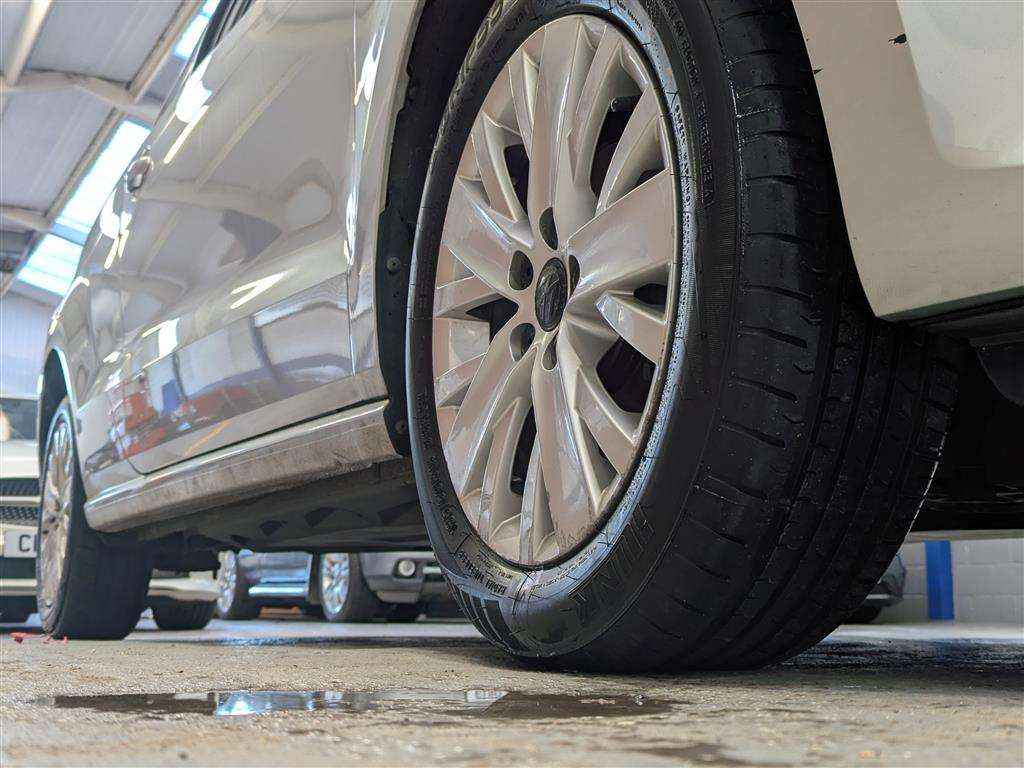 <p>2014 VOLKSWAGEN POLO SE</p>