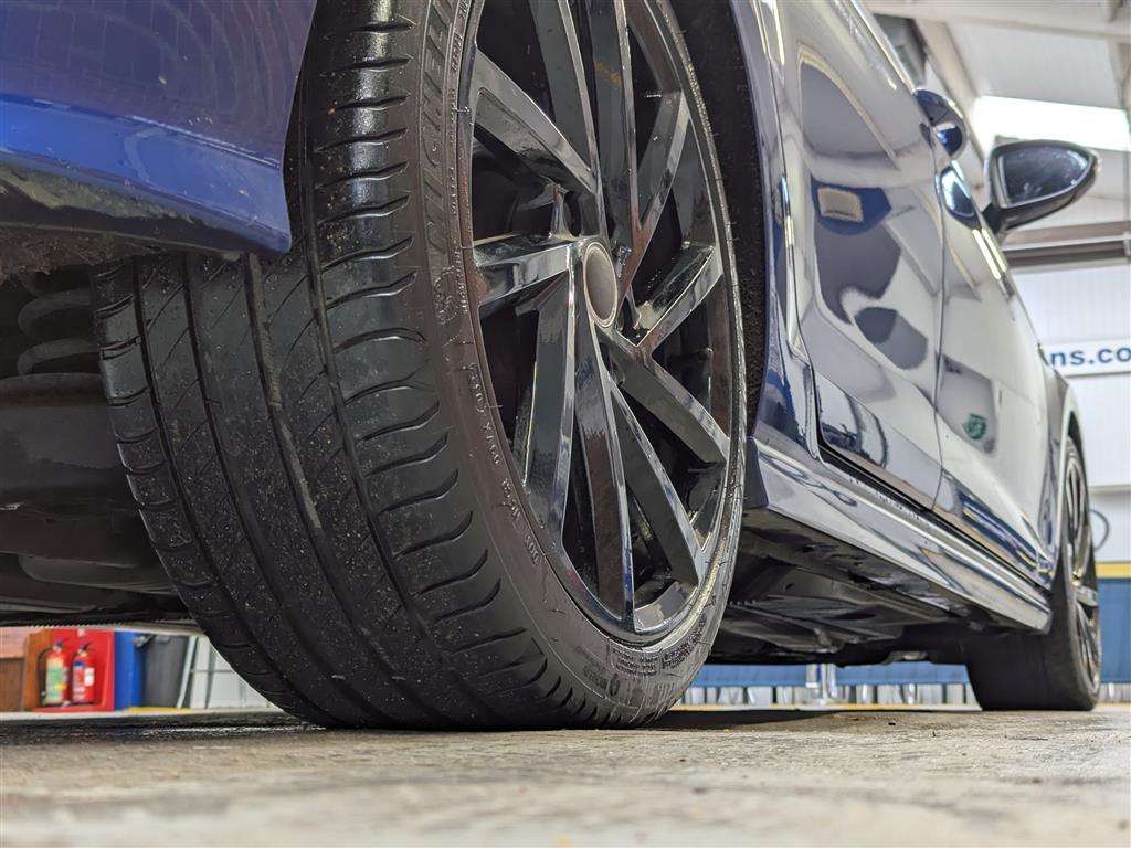 <p>2014 VOLKSWAGEN GOLF R DSG</p>