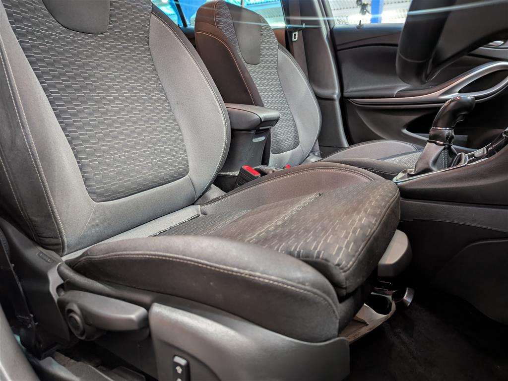 <p>2020 VAUXHALL ASTRA SRI VX LINE NAV TUR</p>