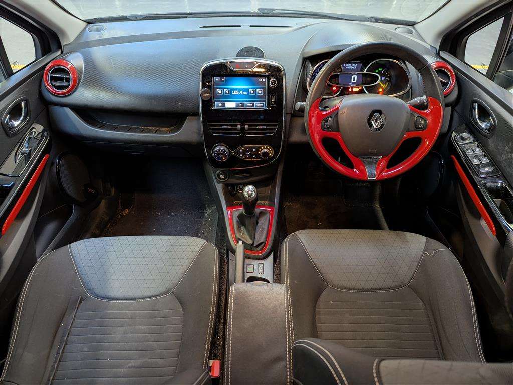 <p>2014 RENAULT CLIO D-QUE S M-NAV NRG TC</p>