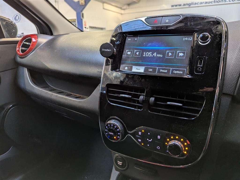 <p>2014 RENAULT CLIO D-QUE S M-NAV NRG TC</p>