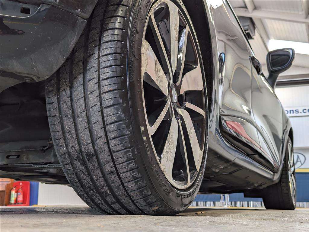 <p>2014 RENAULT CLIO D-QUE S M-NAV NRG TC</p>