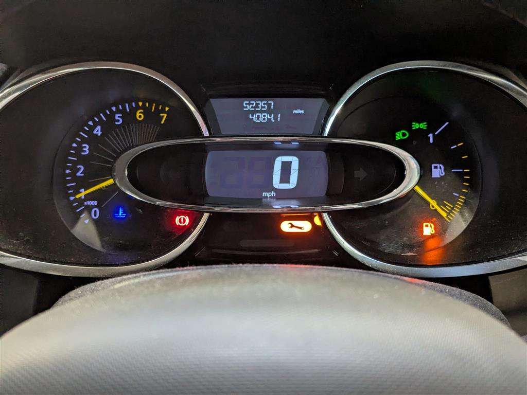 <p>2014 RENAULT CLIO D-QUE S M-NAV NRG TC</p>