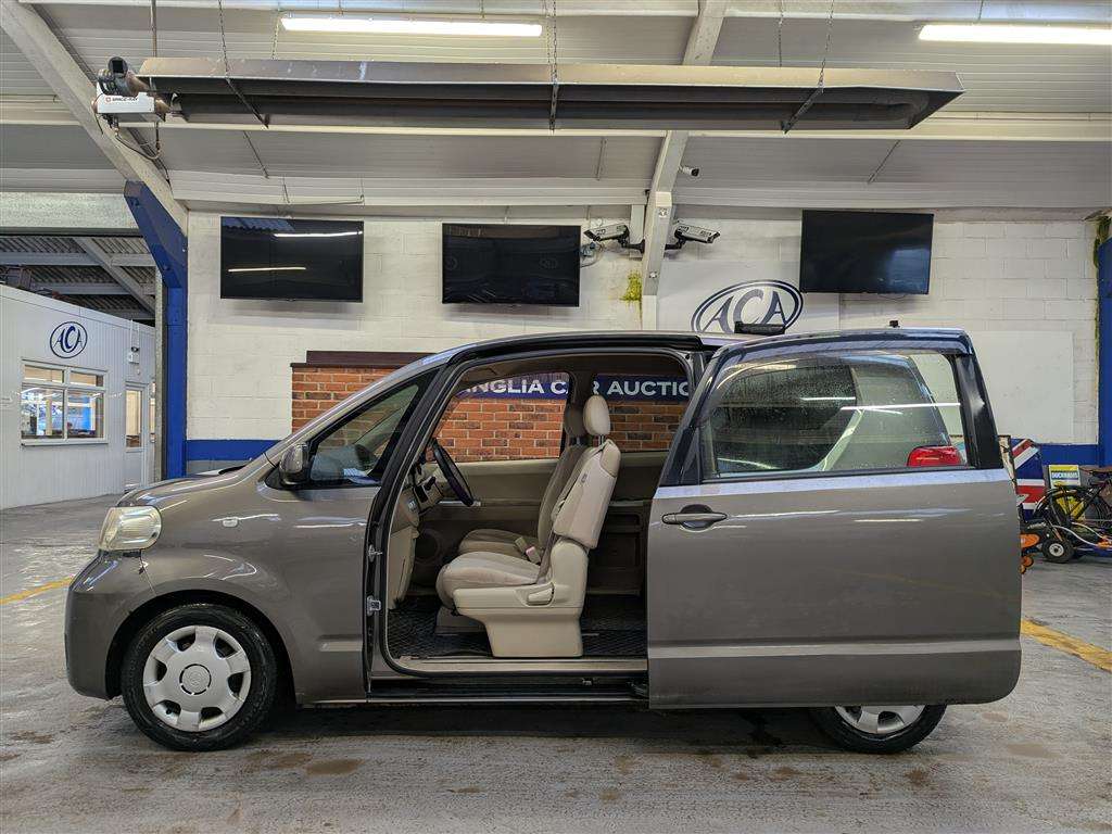 <p>2006 TOYOTA PORTE</p>