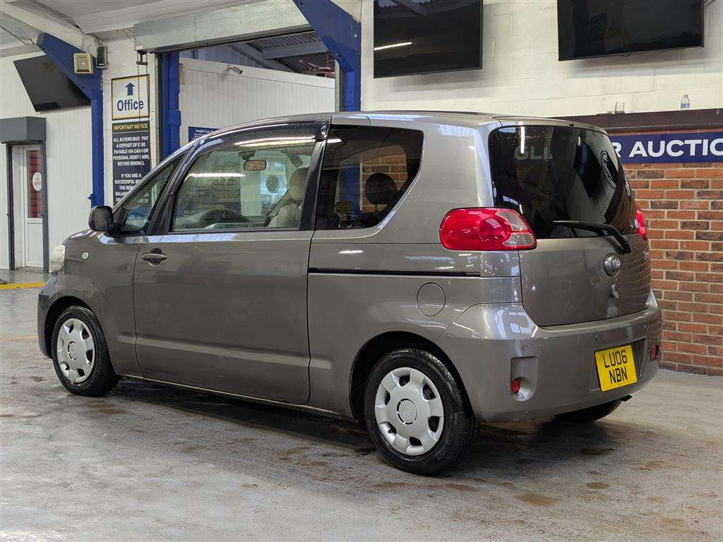 <p>2006 TOYOTA PORTE</p>