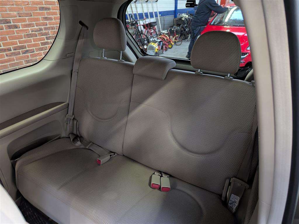 <p>2006 TOYOTA PORTE</p>