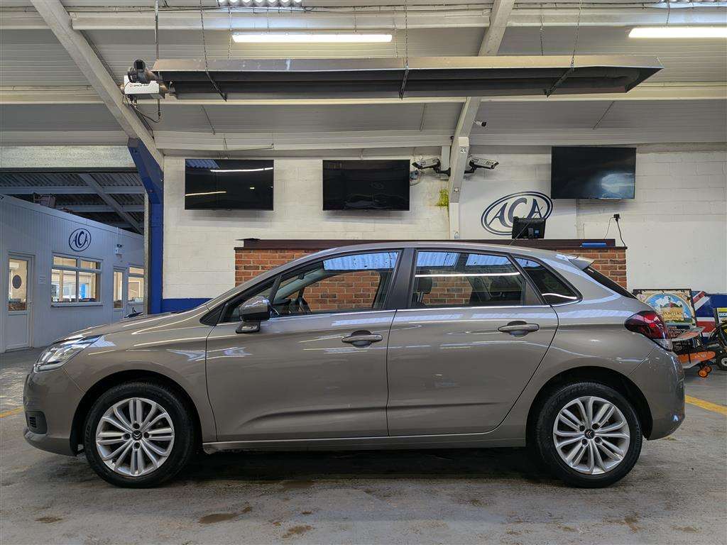 <p>2016 CITROEN C4 FEEL BLUEHDI</p>