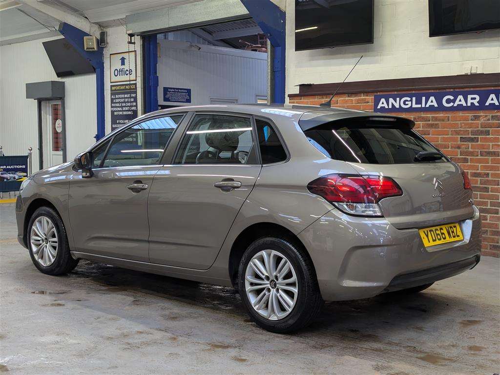 <p>2016 CITROEN C4 FEEL BLUEHDI</p>