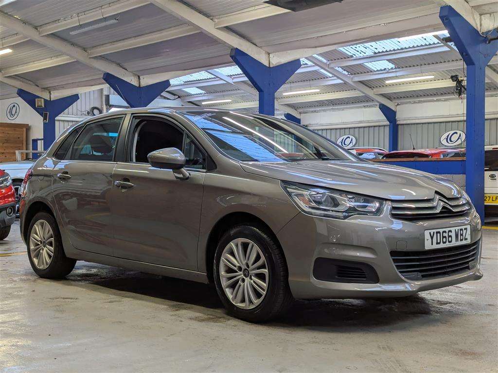 <p>2016 CITROEN C4 FEEL BLUEHDI</p>
