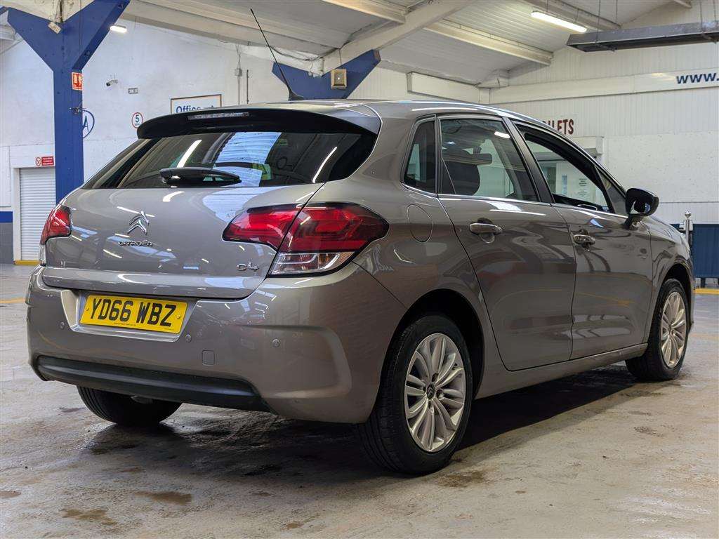 <p>2016 CITROEN C4 FEEL BLUEHDI</p>