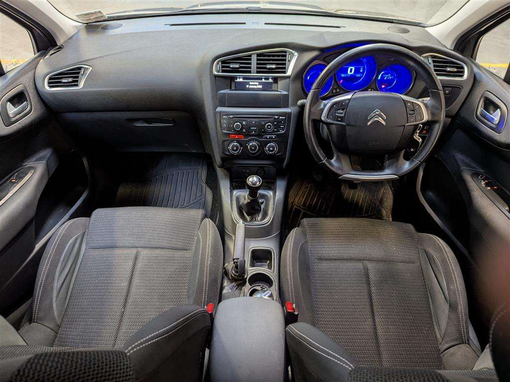 <p>2016 CITROEN C4 FEEL BLUEHDI</p>