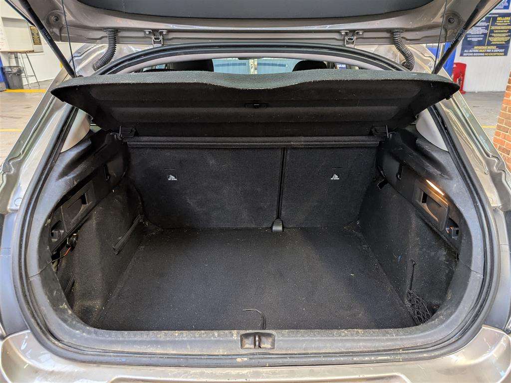 <p>2016 CITROEN C4 FEEL BLUEHDI</p>