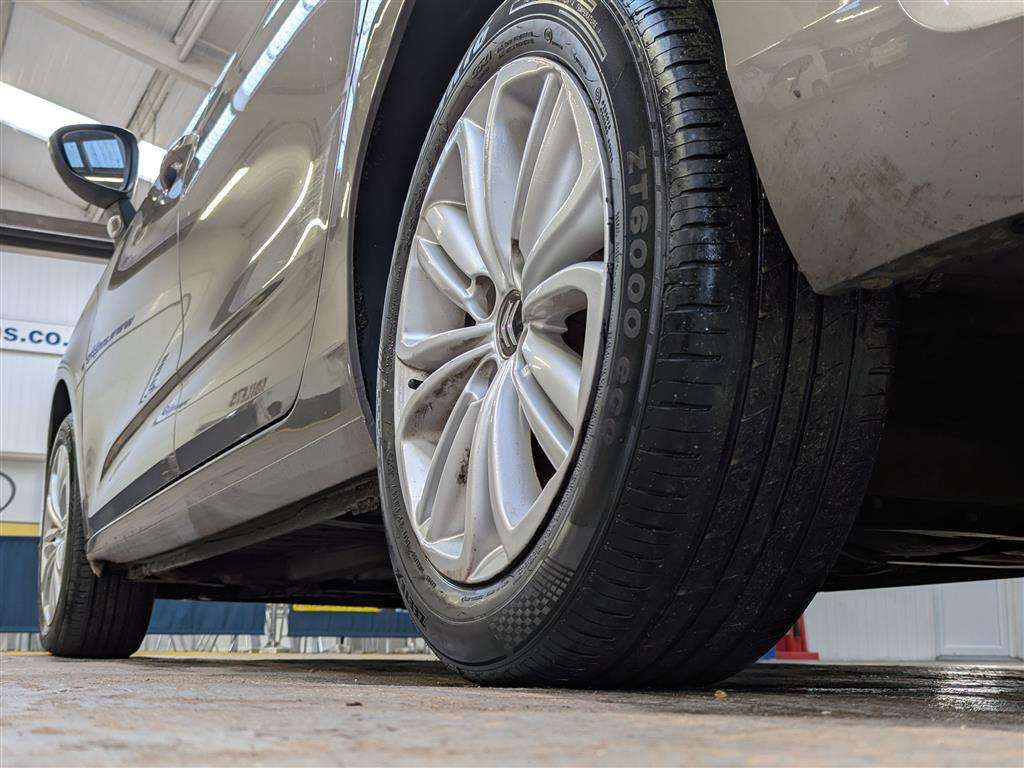 <p>2016 CITROEN C4 FEEL BLUEHDI</p>