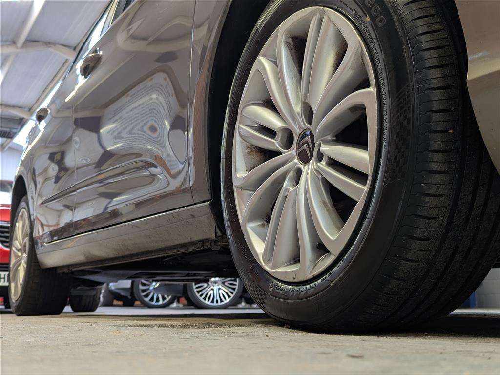 <p>2016 CITROEN C4 FEEL BLUEHDI</p>