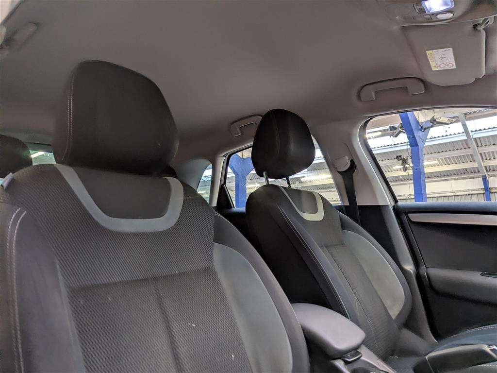 <p>2016 CITROEN C4 FEEL BLUEHDI</p>