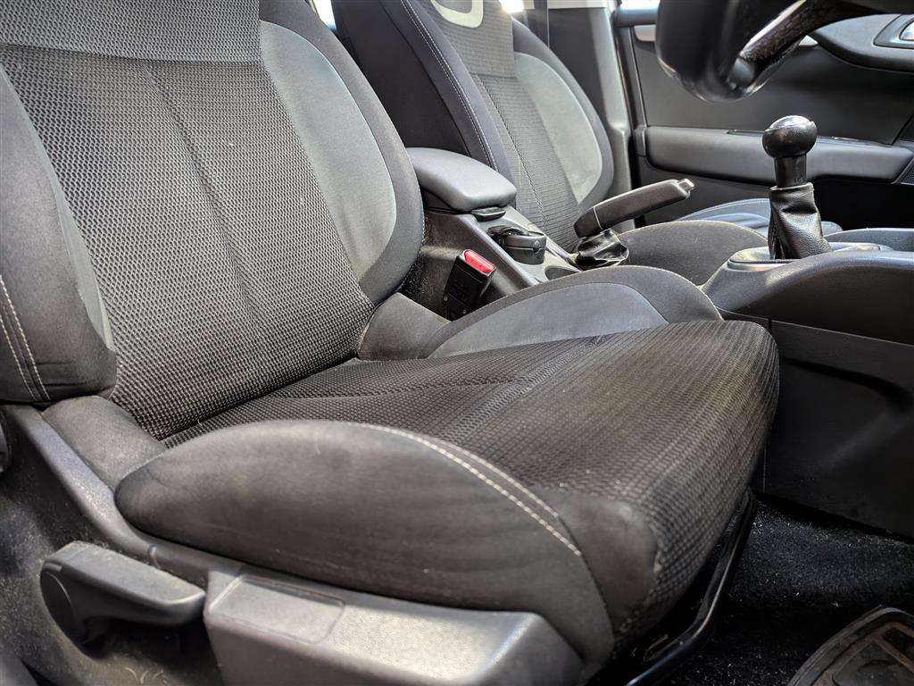 <p>2016 CITROEN C4 FEEL BLUEHDI</p>