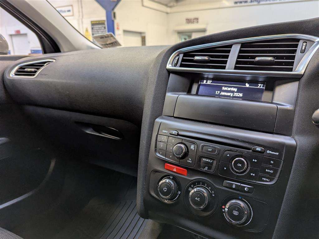 <p>2016 CITROEN C4 FEEL BLUEHDI</p>