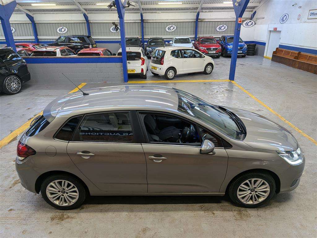 <p>2016 CITROEN C4 FEEL BLUEHDI</p>