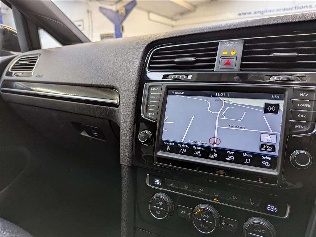 <p>2014 VOLKSWAGEN GOLF R DSG</p>