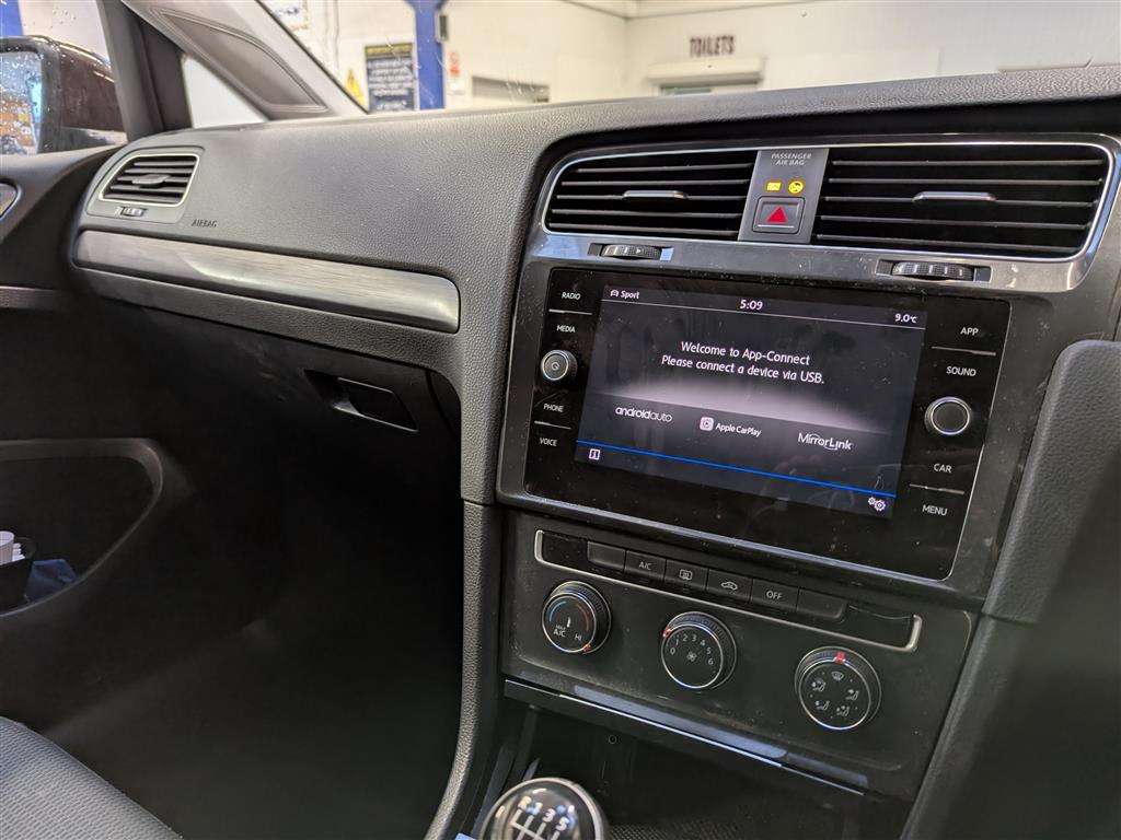 <p>2017 VOLKSWAGEN GOLF SE TDI BMT</p>