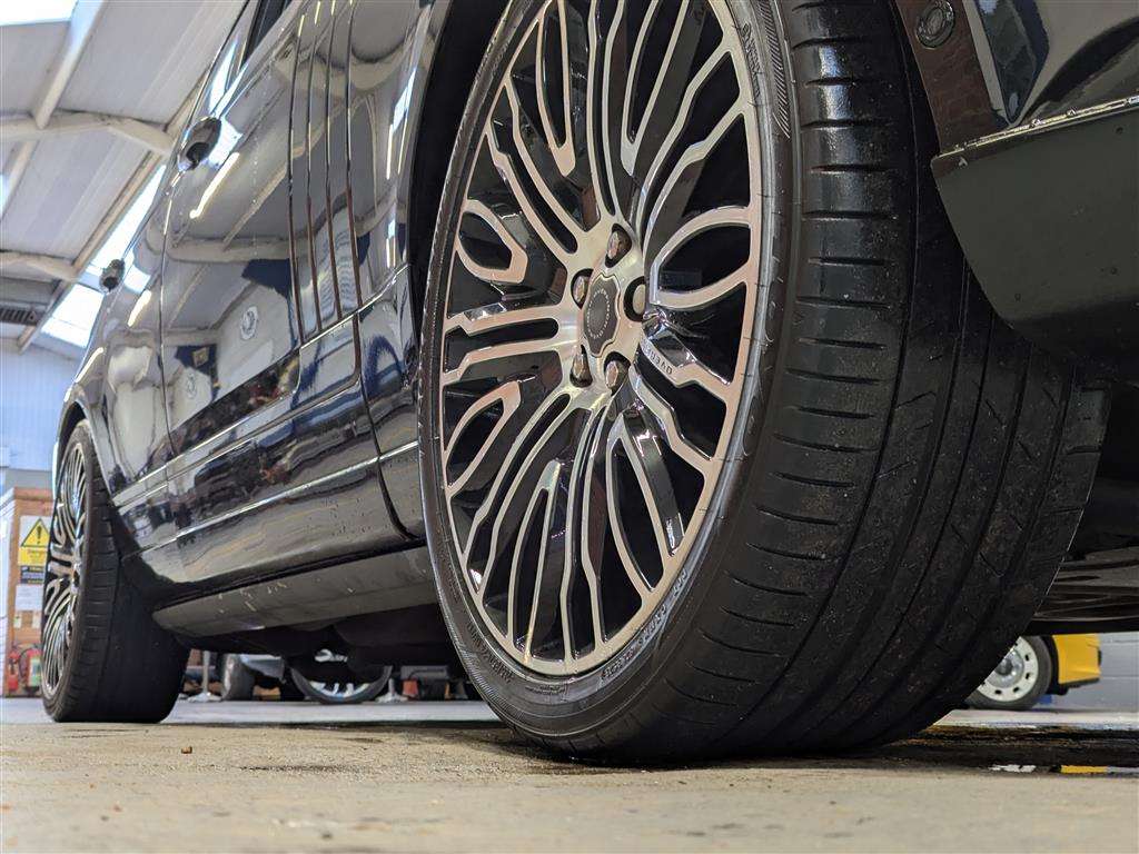 <p>2014 LAND ROVER RANGE ROVER AUTOBIOGRAPHY (OVERFINCH cert present).</p>