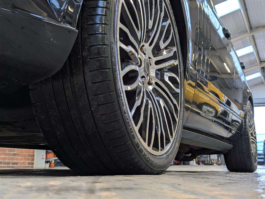 <p>2014 LAND ROVER RANGE ROVER AUTOBIOGRAPHY (OVERFINCH cert present).</p>