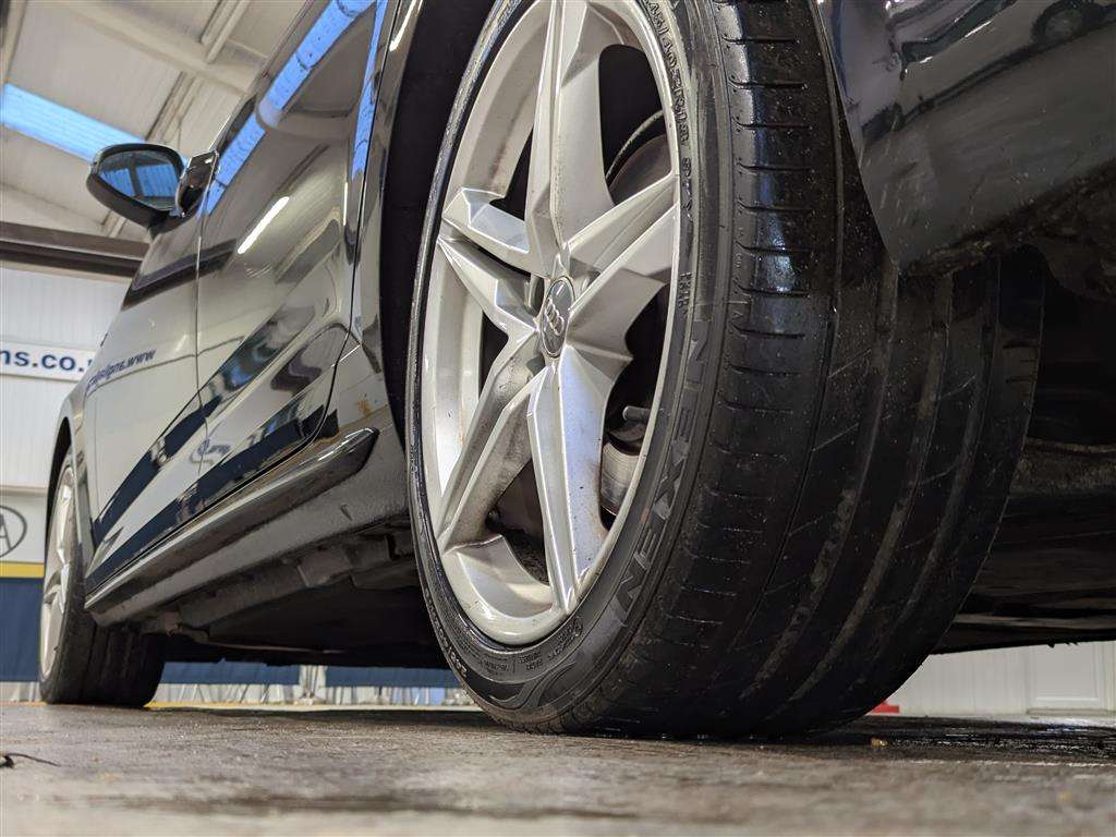 <p>2017 AUDI A4 S LINE TDI S-A</p>