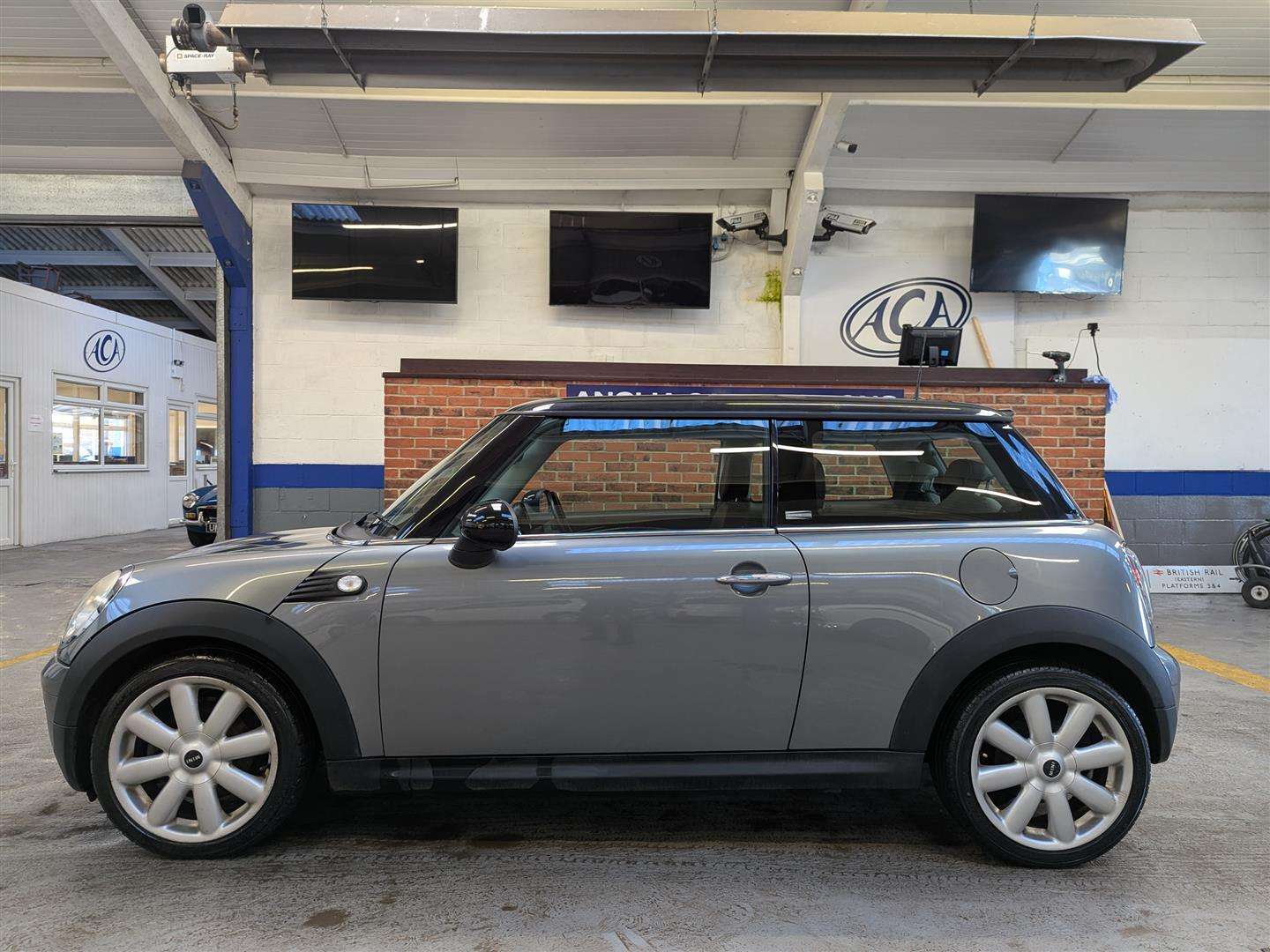 <p>2009 MINI COOPER GRAPHITE</p>