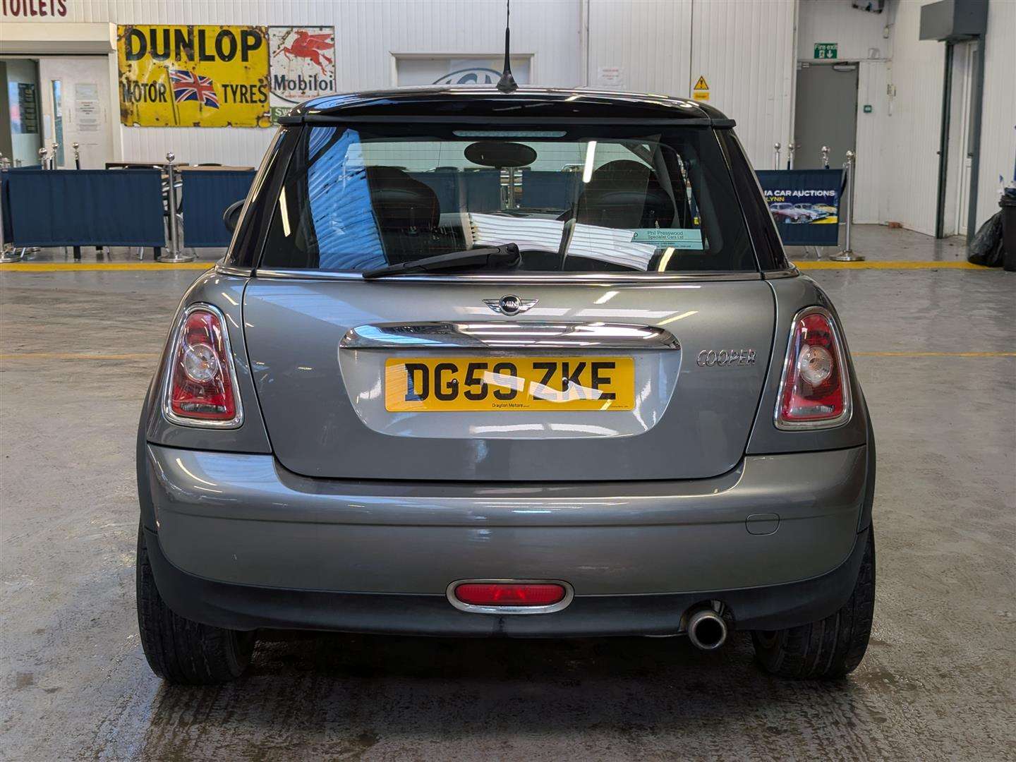 <p>2009 MINI COOPER GRAPHITE</p>