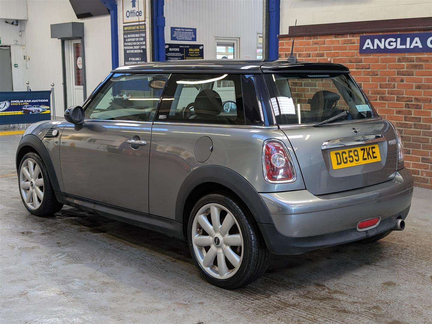 <p>2009 MINI COOPER GRAPHITE</p>