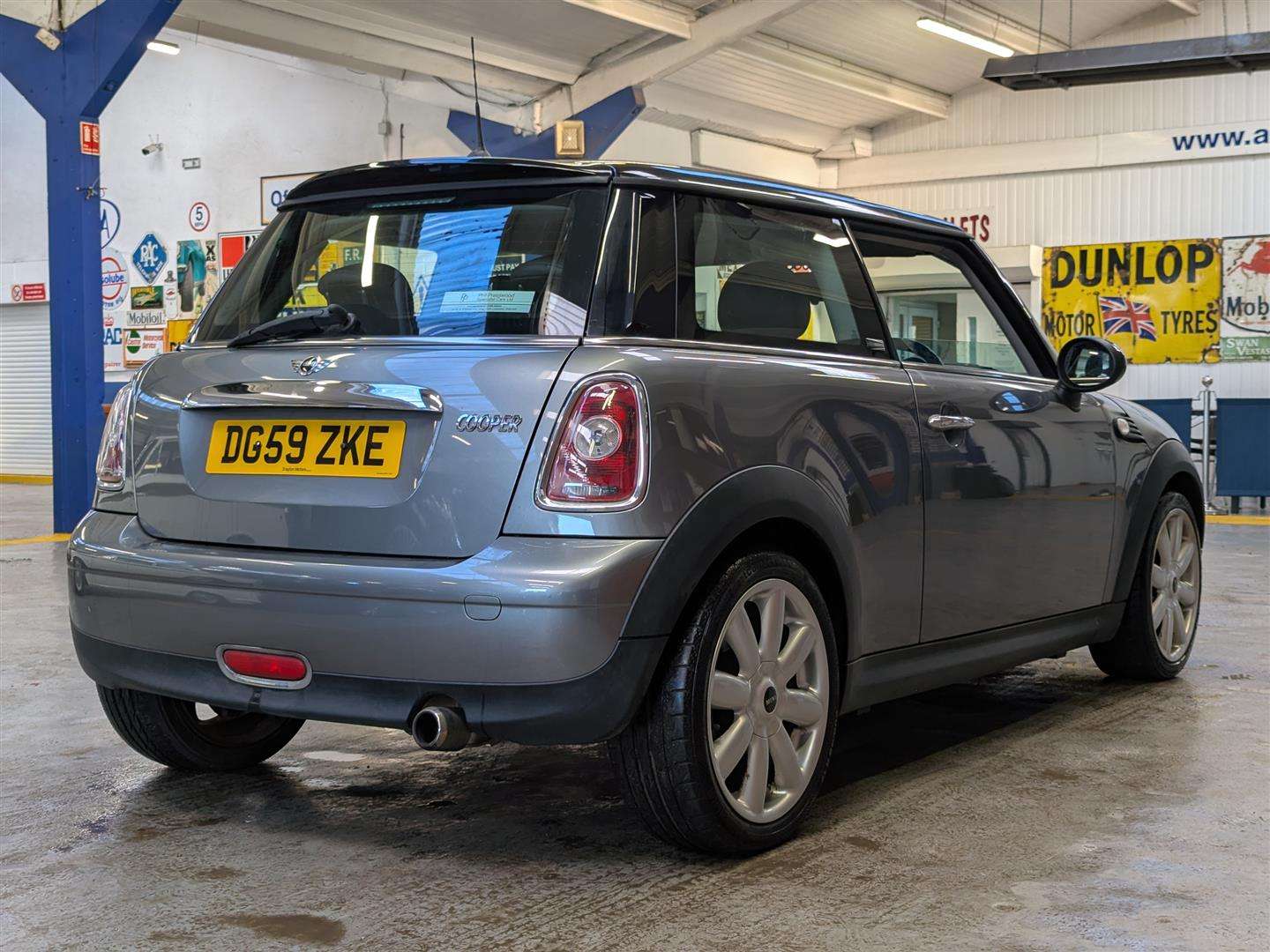 <p>2009 MINI COOPER GRAPHITE</p>