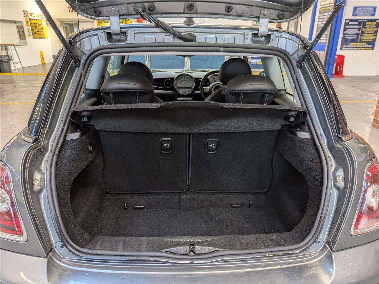 <p>2009 MINI COOPER GRAPHITE</p>