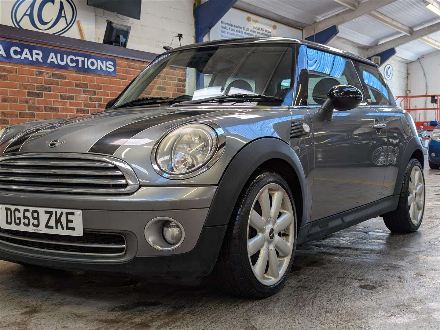 <p>2009 MINI COOPER GRAPHITE</p>