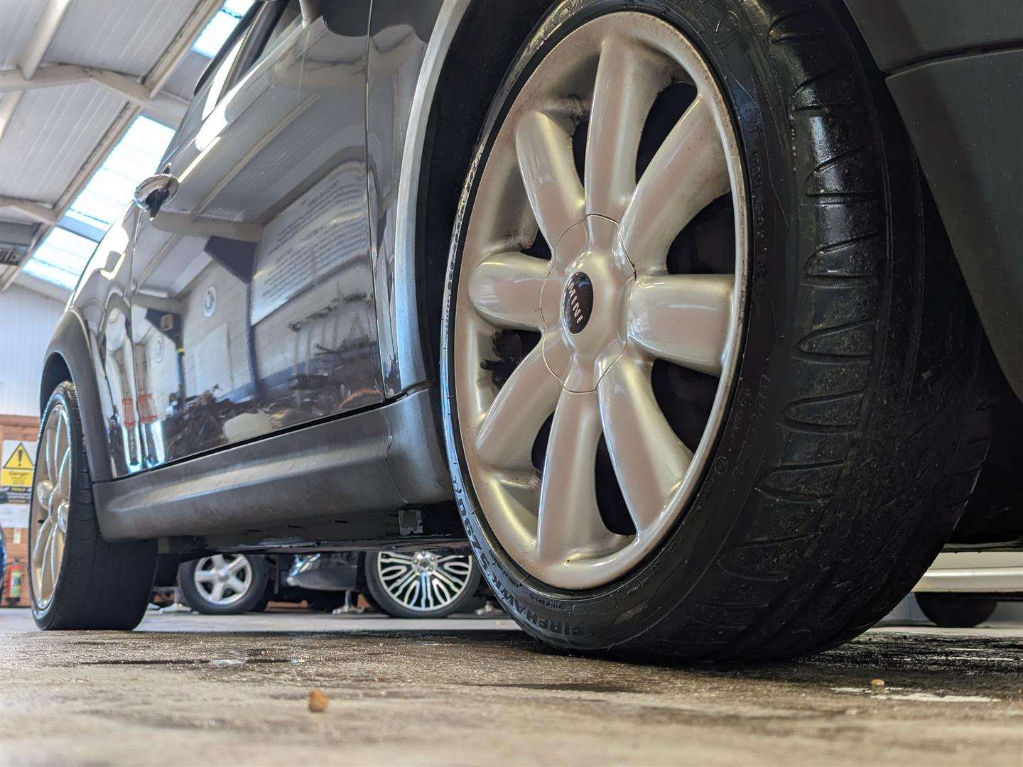 <p>2009 MINI COOPER GRAPHITE</p>