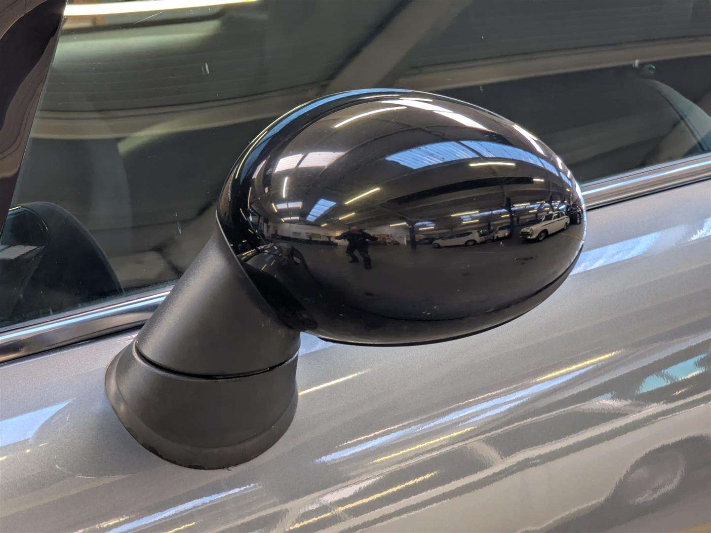 <p>2009 MINI COOPER GRAPHITE</p>