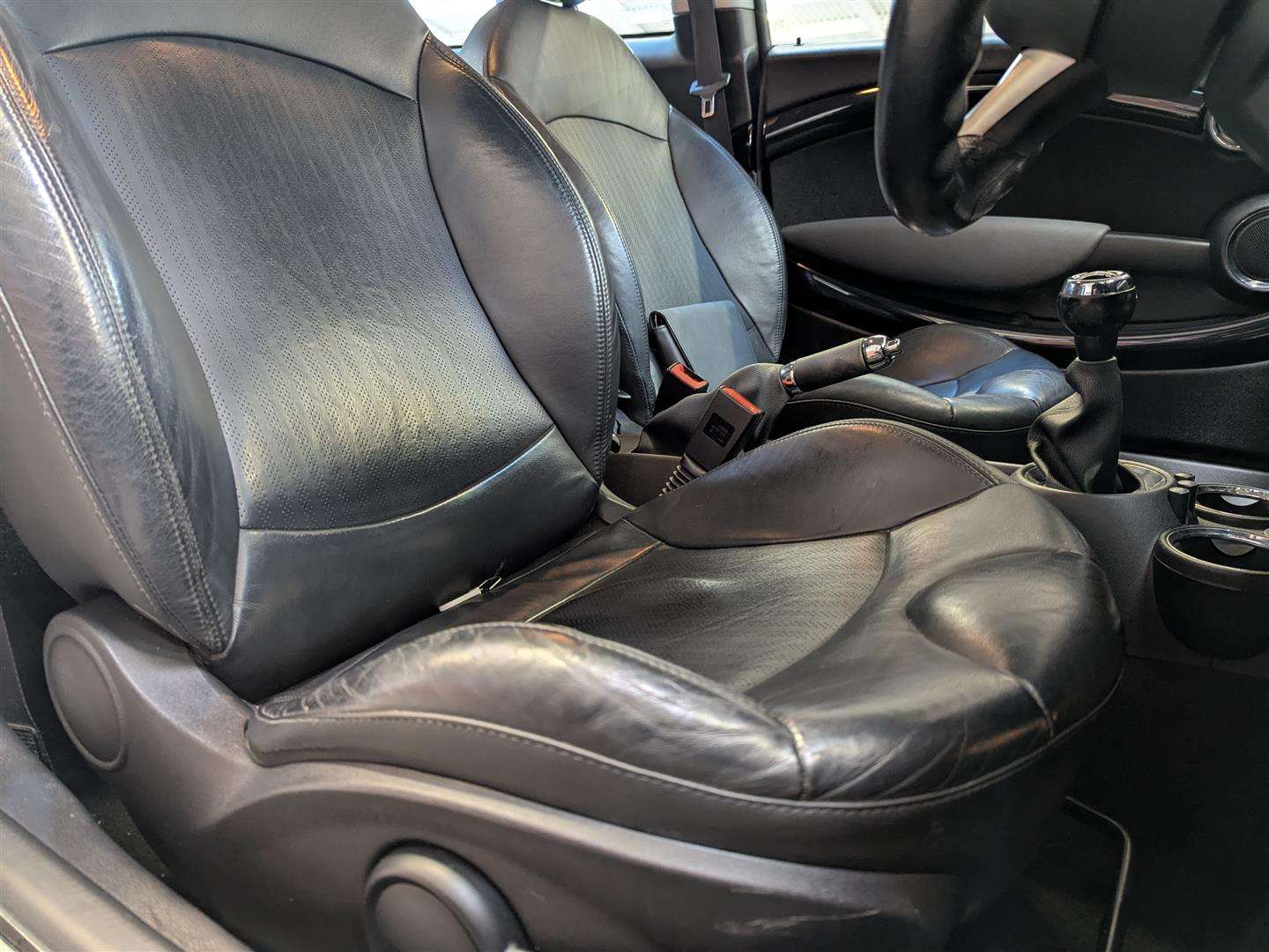 <p>2009 MINI COOPER GRAPHITE</p>