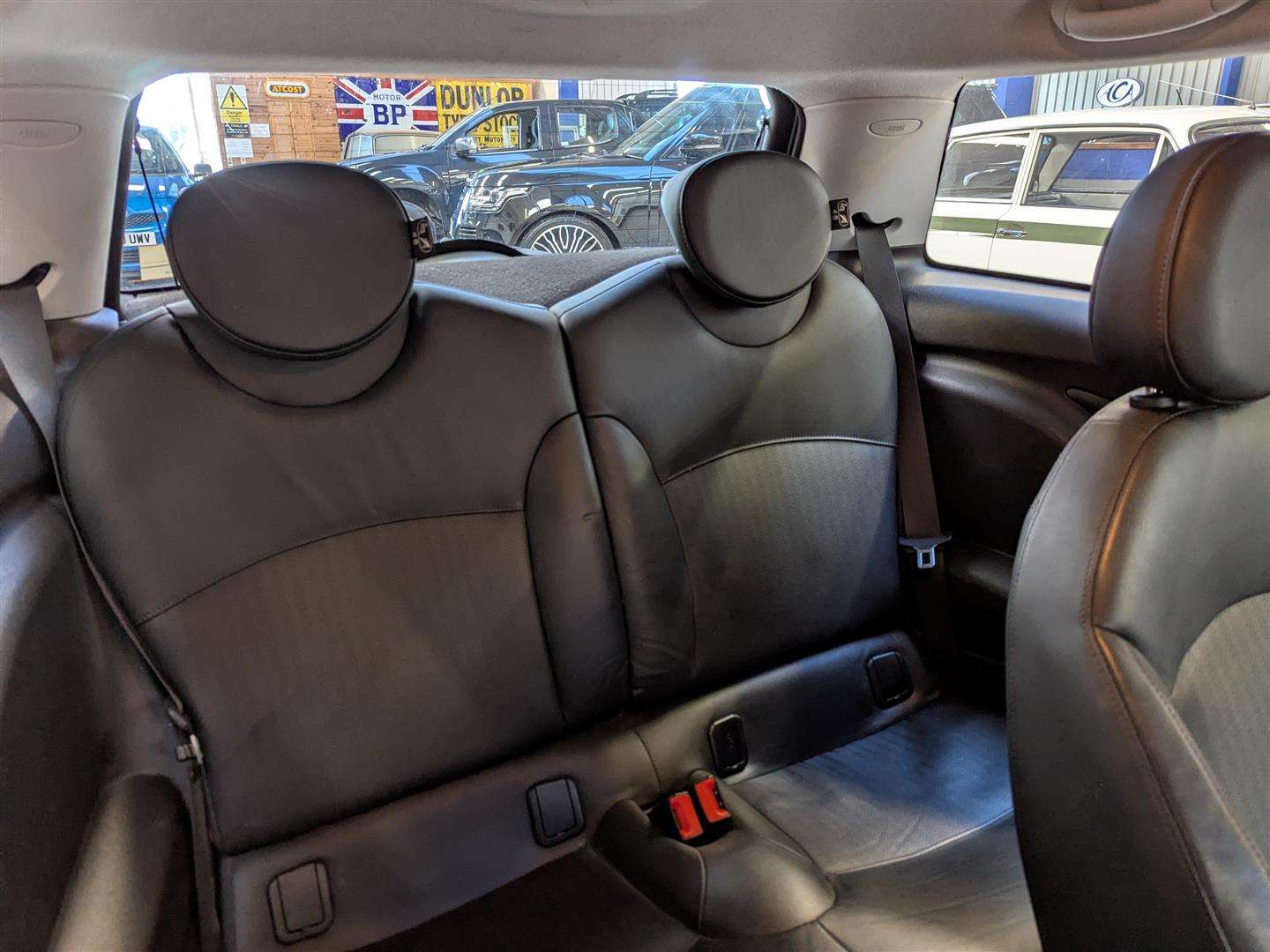 <p>2009 MINI COOPER GRAPHITE</p>