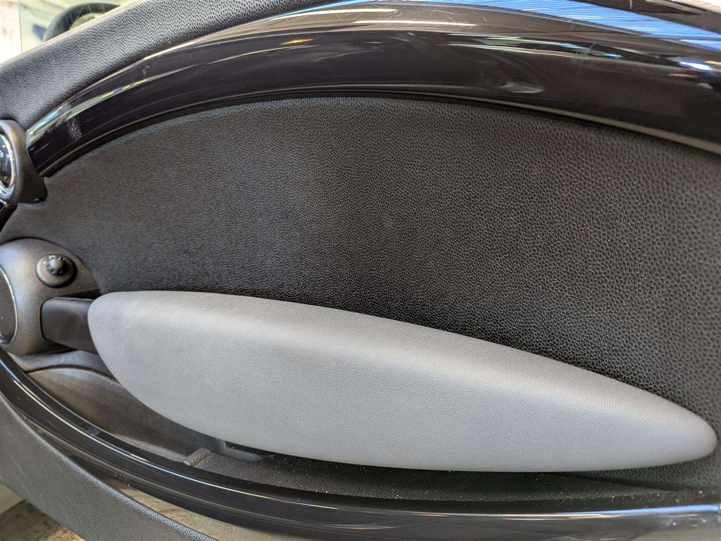 <p>2009 MINI COOPER GRAPHITE</p>